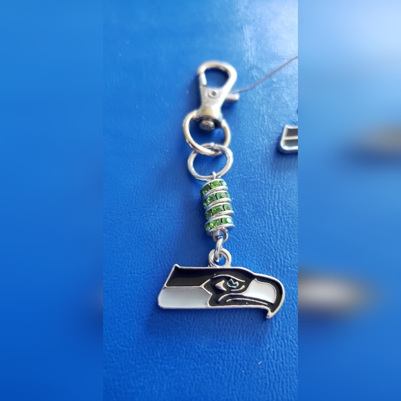 Seattle Seahawks Earrings and Keyring set - Picture 2 of 3